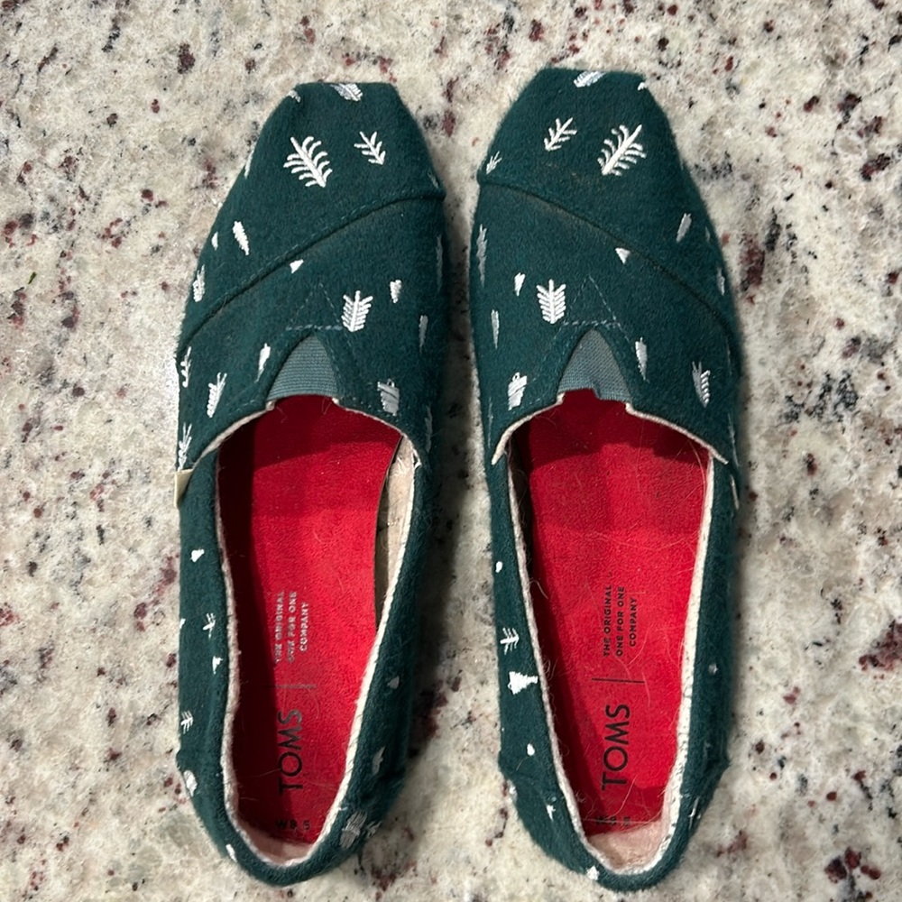 Christmas tree green Tom’s shoes